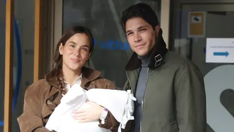 María Pombo y Pablo Castellano junto a su bebé María Pombo y Pablo Castellano junto a su bebé