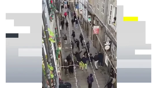 Pelea multitudinaria con spray pimienta en el centro de Santiago a plena luz del día Pelea multitudinaria con spray pimienta en el centro de Santiago a plena luz del día