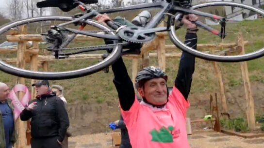 Julio Pascual levanta la 'Flaca', como llama a su bicicleta