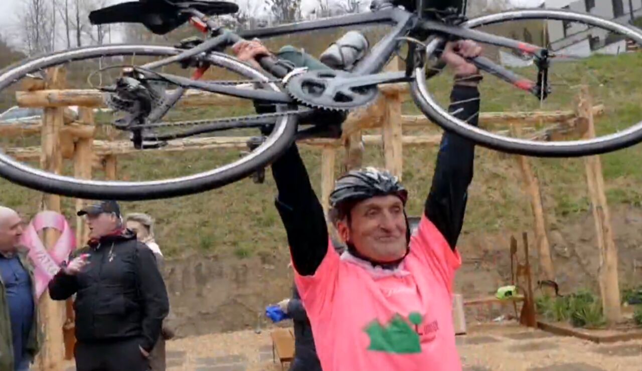 Julio Pascual levanta la 'Flaca', como llama a su bicicleta