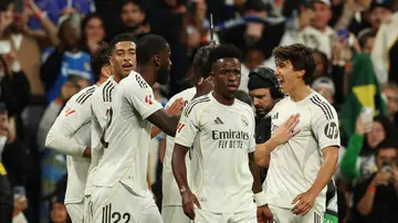 Gonzalo celebra su gol ante el Betis con sus compañeros del Madrid Gonzalo celebra su gol ante el Betis con sus compañeros del Madrid