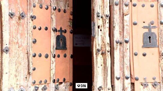 El cura de un pueblo de Valladolid intenta vender por Wallapop las puertas del siglo XVI de la iglesia