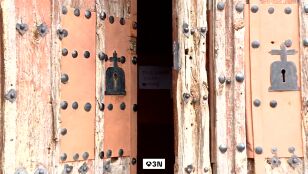 El cura de un pueblo de Valladolid intenta vender por Wallapop las puertas del siglo XVI de la iglesia
