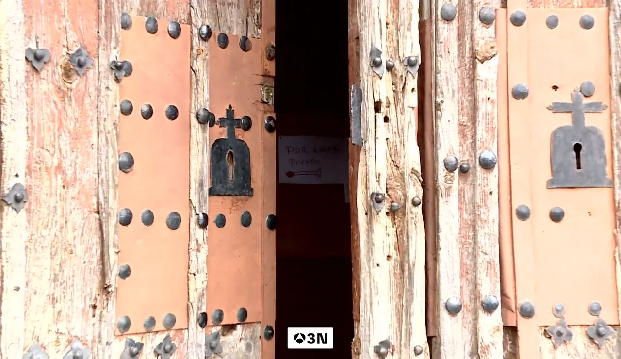 El cura de un pueblo de Valladolid intenta vender por Wallapop las puertas del siglo XVI de la iglesia