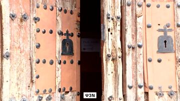 El cura de un pueblo de Valladolid intenta vender por Wallapop las puertas del siglo XVI de la iglesia