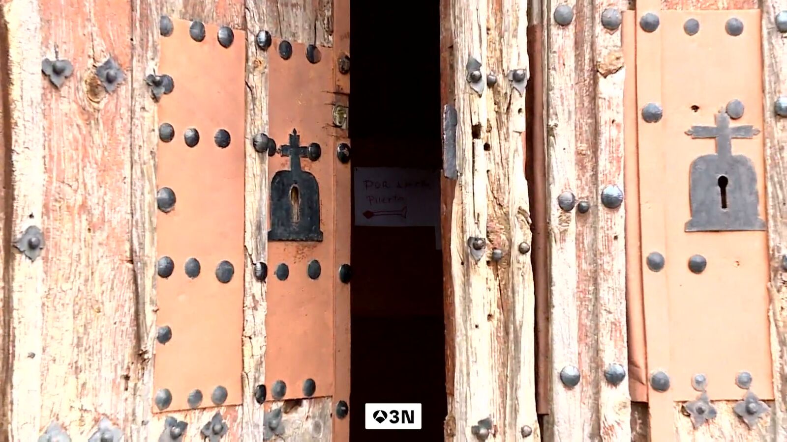 El cura de un pueblo de Valladolid intenta vender por Wallapop las puertas del siglo XVI de la iglesia
