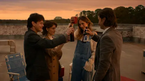 Jonathan, Nancy, Robin y Steve en Stranger Things Jonathan, Nancy, Robin y Steve en Stranger Things