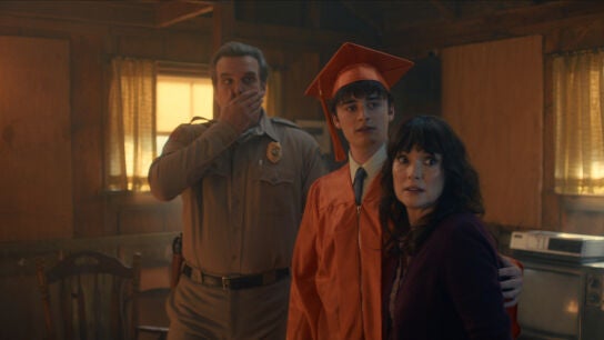 Hopper, Will y Joyce en el episodio final de Stranger Things