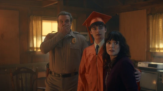 Hopper, Will y Joyce en el episodio final de Stranger Things Hopper, Will y Joyce en el episodio final de Stranger Things