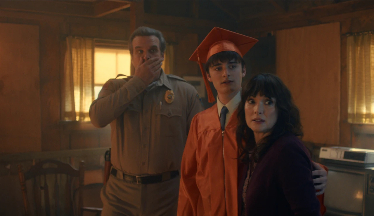 Hopper, Will y Joyce en el episodio final de Stranger Things