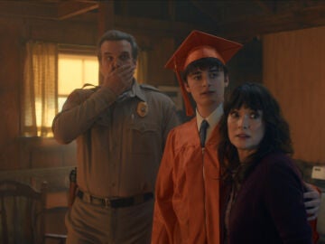 Hopper, Will y Joyce en el episodio final de Stranger Things