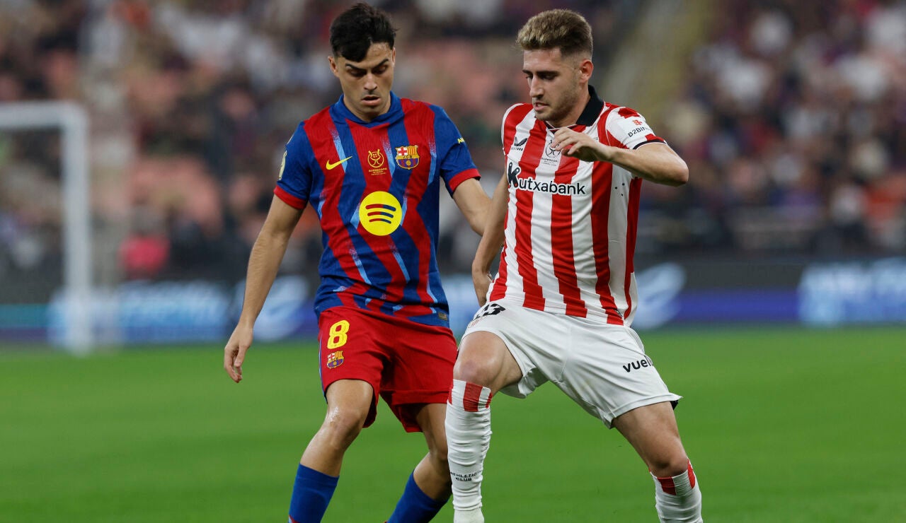 Robert Navarro defiende un bal&oacute;n ante Pedri