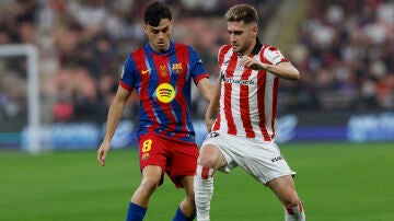 Robert Navarro defiende un bal&oacute;n ante Pedri