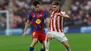 Robert Navarro defiende un balón ante Pedri Robert Navarro defiende un balón ante Pedri