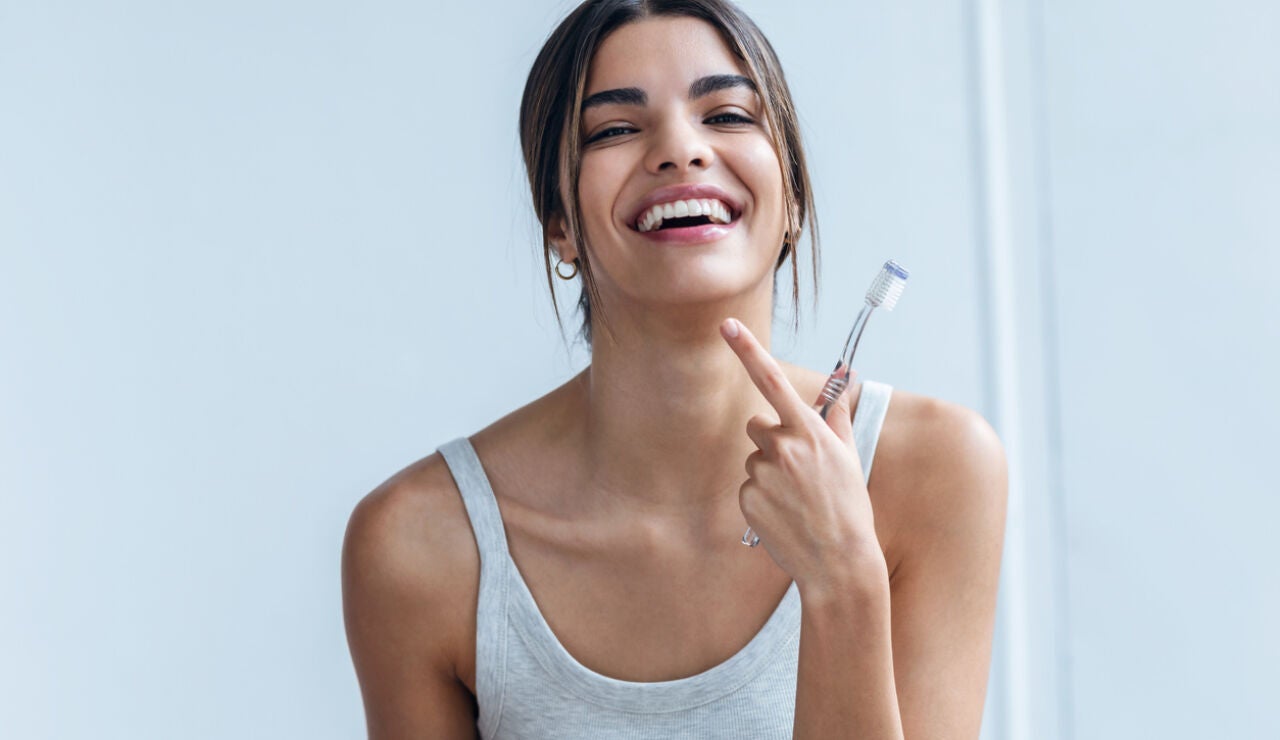 Chica ense&ntilde;ando sus dientes