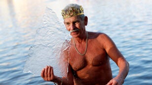 Un participante en la tradicional Three Kings en el r&iacute;o  Vltava en Praga, Rep&uacute;blica Checa