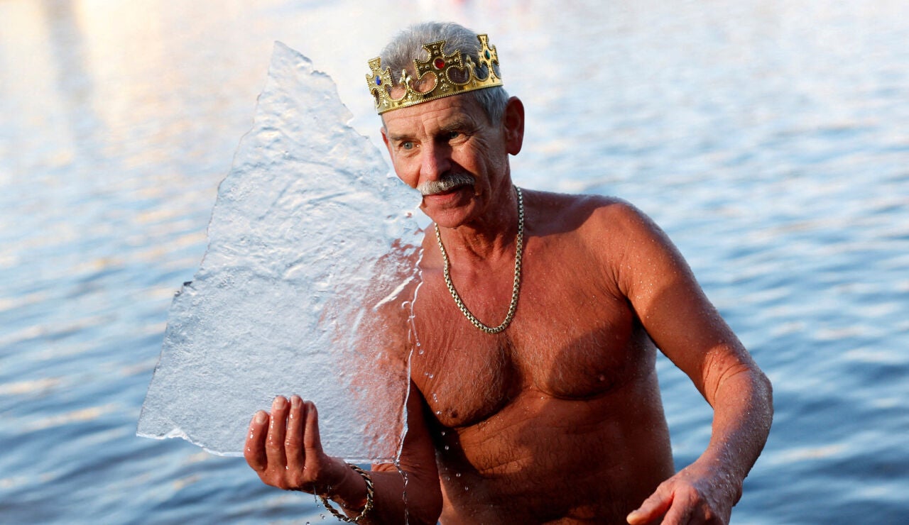 Un participante en la tradicional Three Kings en el r&iacute;o Vltava en Praga, Rep&uacute;blica Checa