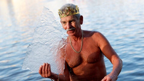 Un participante en la tradicional Three Kings en el r&iacute;o  Vltava en Praga, Rep&uacute;blica Checa