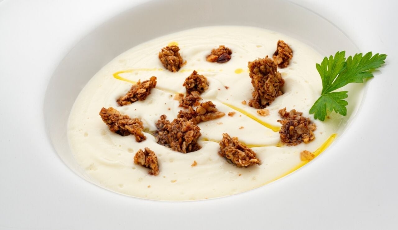 Crema de coliflor con granola de avena