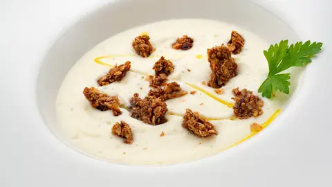 Crema de coliflor con granola de avena Crema de coliflor con granola de avena