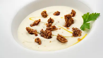Crema de coliflor con granola de avena, una receta suave y ligera de Joseba Arguiñano Crema de coliflor con granola de avena, una receta suave y ligera de Joseba Arguiñano
