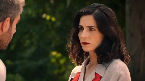 Andrés convence a Isabel para que declare contra Gabriel y descubre que él ya estaba compinchado con Jesús para arruinar la fábrica Andrés convence a Isabel para que declare contra Gabriel y descubre que él ya estaba compinchado con Jesús para arruinar la fábrica