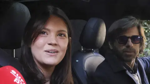 Isabelle Junot atendiendo a la prensa Isabelle Junot atendiendo a la prensa