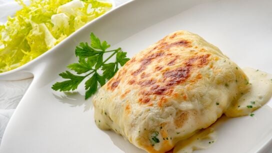 Karlos Argui&ntilde;ano: receta equilibrada y jugosa de crepes de pavo y verduras gratinados
