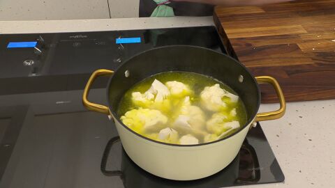 Separa la coliflor en ramilletes y una vez haya empezado a hervir el caldo, introdúcelos y cuécelos
