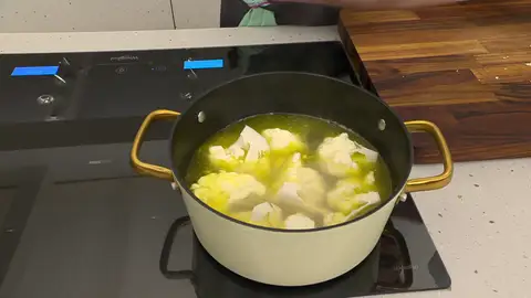 Separa la coliflor en ramilletes y una vez haya empezado a hervir el caldo, introdúcelos y cuécelos Separa la coliflor en ramilletes y una vez haya empezado a hervir el caldo, introdúcelos y cuécelos