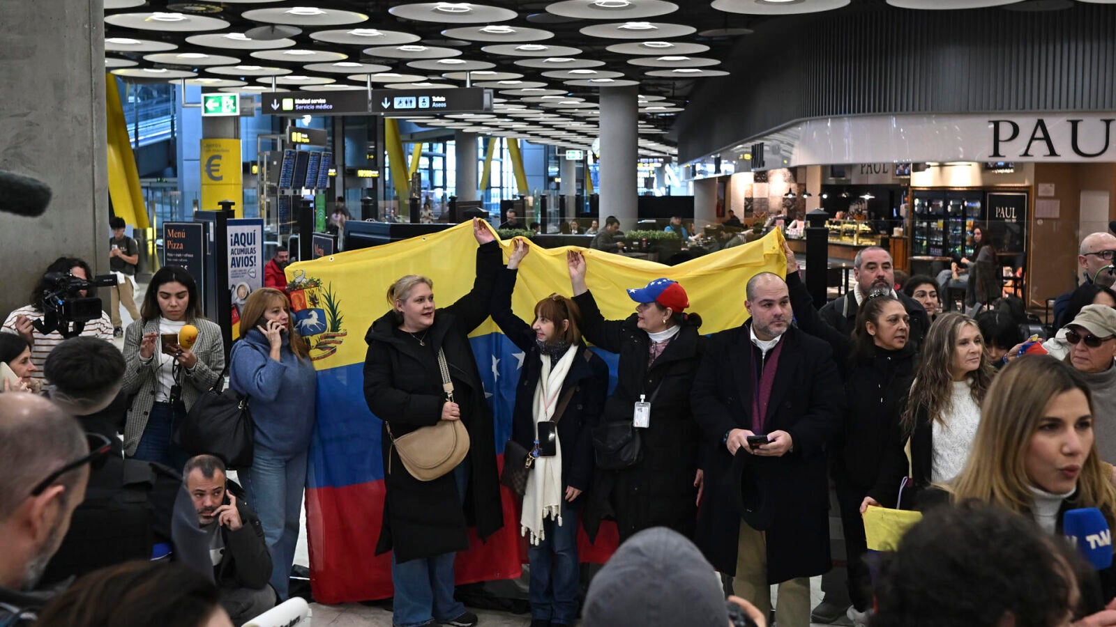 Así ha sido la llegada y el reencuentro con sus familiares de los 5 españoles liberados en Venezuela