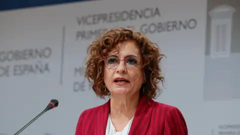 Montero propone la cesión de IRPF e IVA a las comunidades e inyectar 16.000 millones de euros Montero propone la cesión de IRPF e IVA a las comunidades e inyectar 16.000 millones de euros