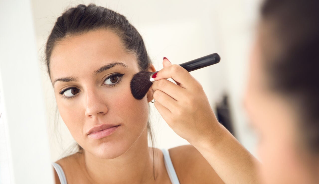 Mujer aplic&aacute;ndose colorete