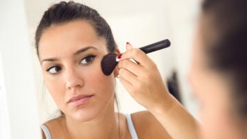 Mujer aplic&aacute;ndose colorete