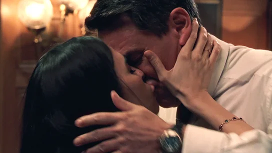 Gabriel y María sellan su alianza dejándose llevar por la pasión tras un inesperado beso Gabriel y María sellan su alianza dejándose llevar por la pasión tras un inesperado beso