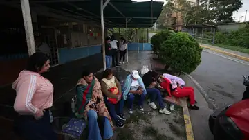 Familias pernoctan a las afueras de la cárcel Familias pernoctan a las afueras de la cárcel