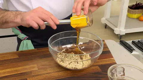 Mezcla en un bol la avena, los frutos secos y las especias Mezcla en un bol la avena, los frutos secos y las especias