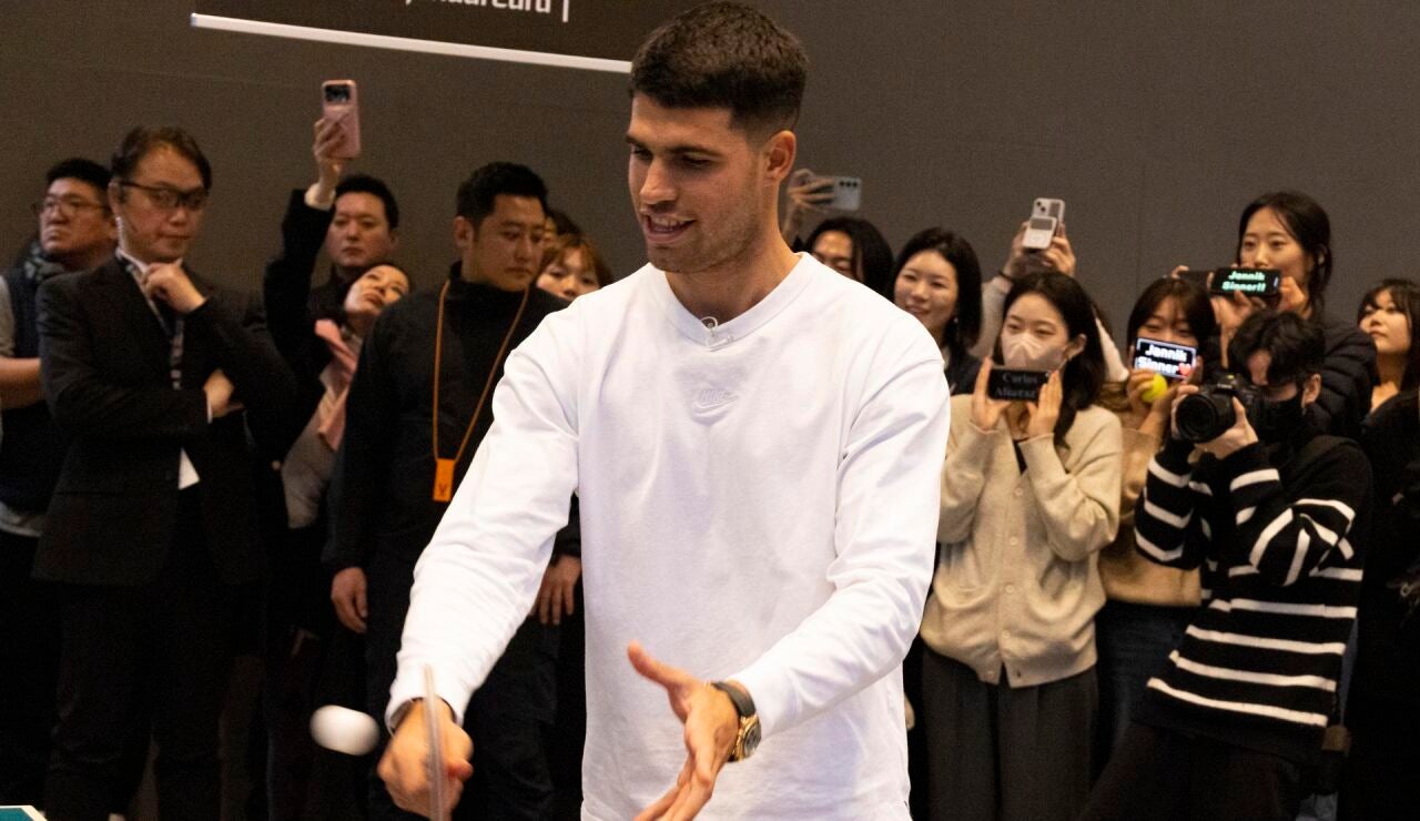 Alcaraz jugando contra Sinner al tenis de mesa