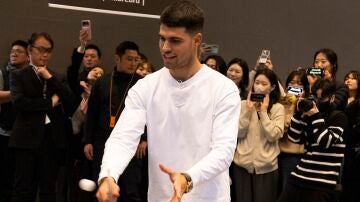 Alcaraz jugando contra Sinner al tenis de mesa