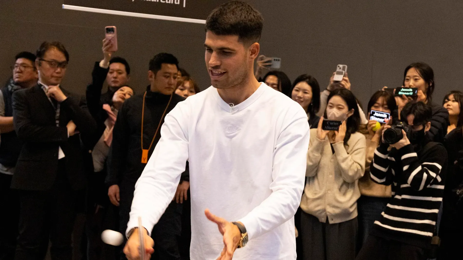 Alcaraz jugando contra Sinner al tenis de mesa Alcaraz jugando contra Sinner al tenis de mesa