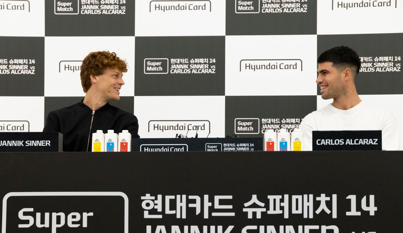 Sinner y Alcaraz bromean en una rueda de prensa en Se&uacute;l