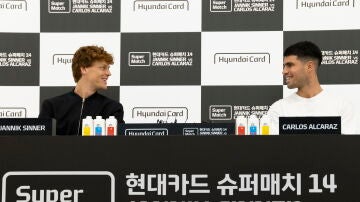 Sinner y Alcaraz bromean en una rueda de prensa en Se&uacute;l