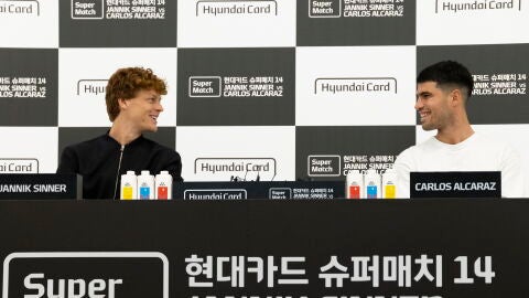 Sinner y Alcaraz bromean en una rueda de prensa en Se&uacute;l