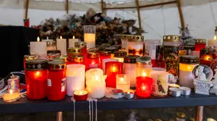 Flores y velas en recuerdo de las víctimas Flores y velas en recuerdo de las víctimas