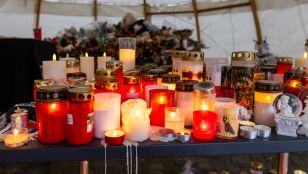 Flores y velas en recuerdo de las v&iacute;ctimas