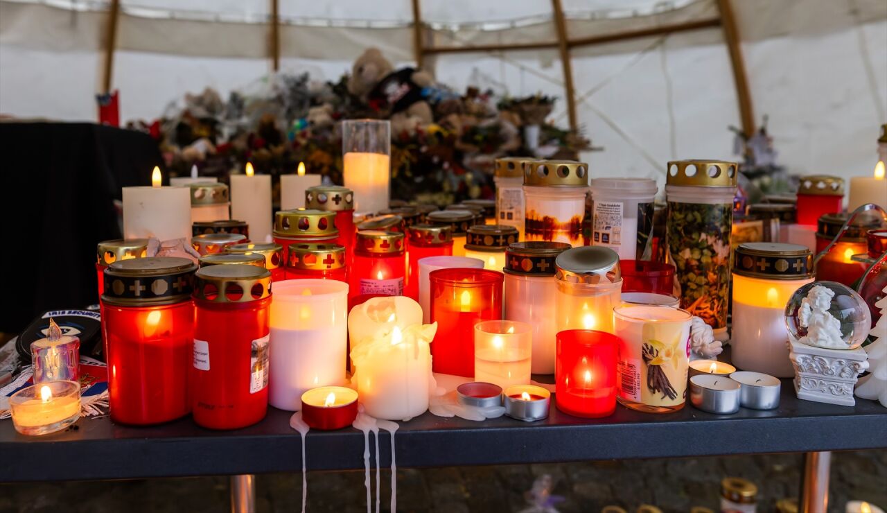 Flores y velas en recuerdo de las v&iacute;ctimas