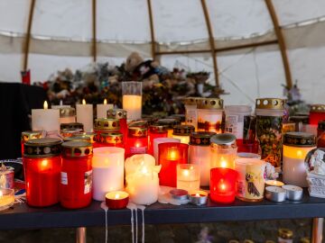 Flores y velas en recuerdo de las v&iacute;ctimas