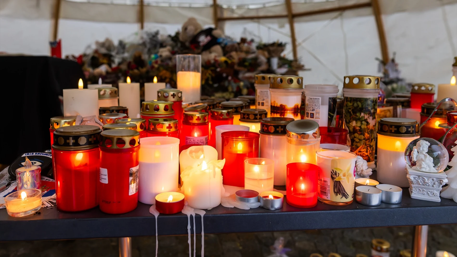 Flores y velas en recuerdo de las víctimas Flores y velas en recuerdo de las víctimas