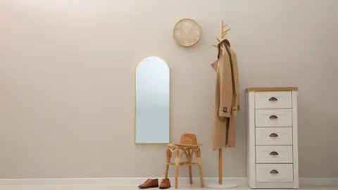 Abrigo colgado en percha Abrigo colgado en percha