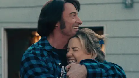 Hugh Jackman y Kate Hudson en Song Sung Blue: Canción para dos Hugh Jackman y Kate Hudson en Song Sung Blue: Canción para dos